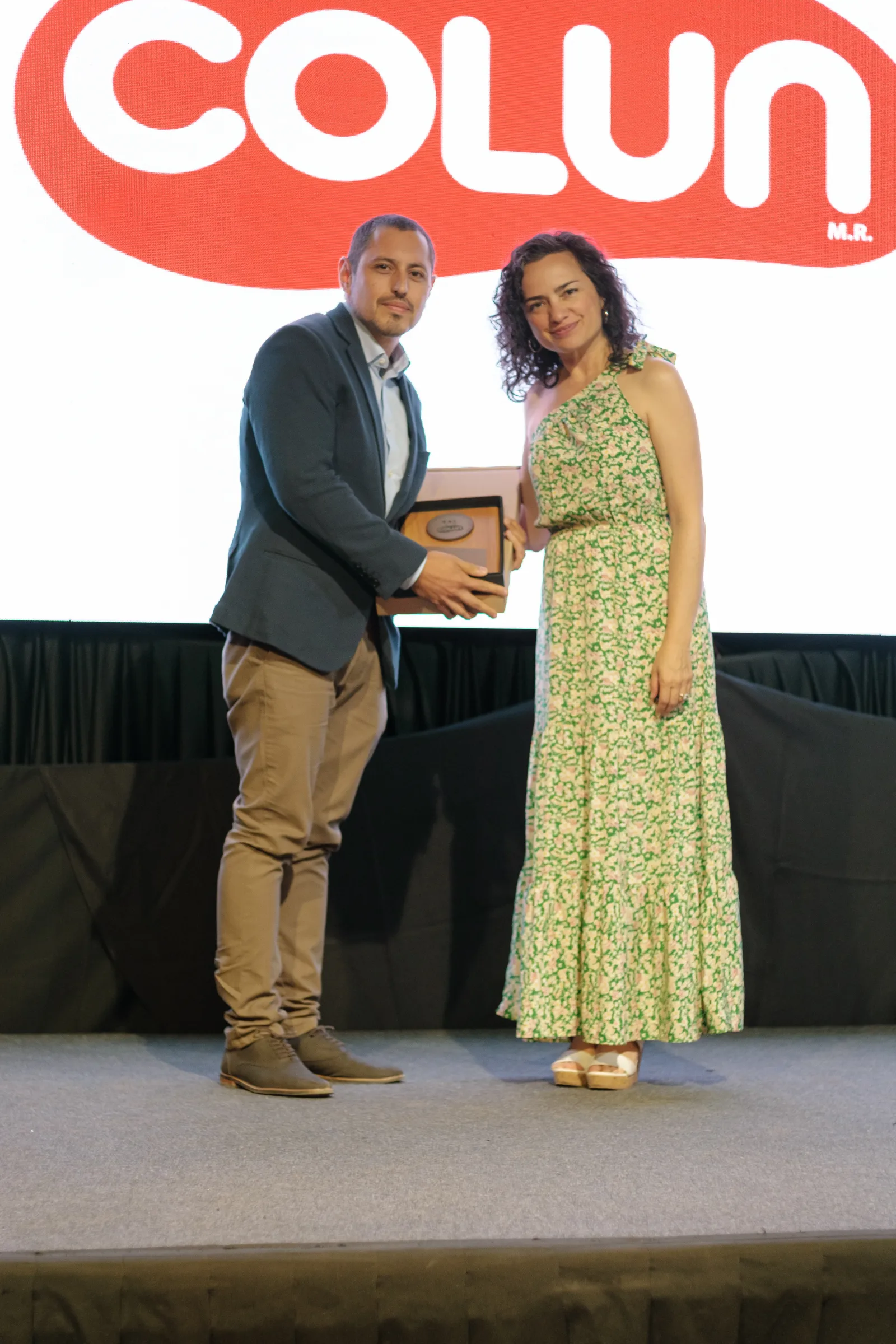 Entrega de reconocimiento en evento corporativo en Centro La Reina