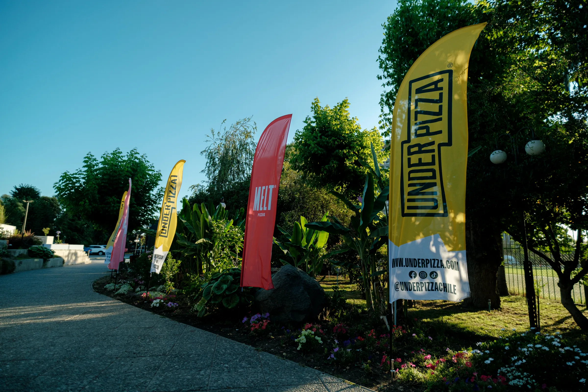Banderas de marca en los jardines de Centro La Reina