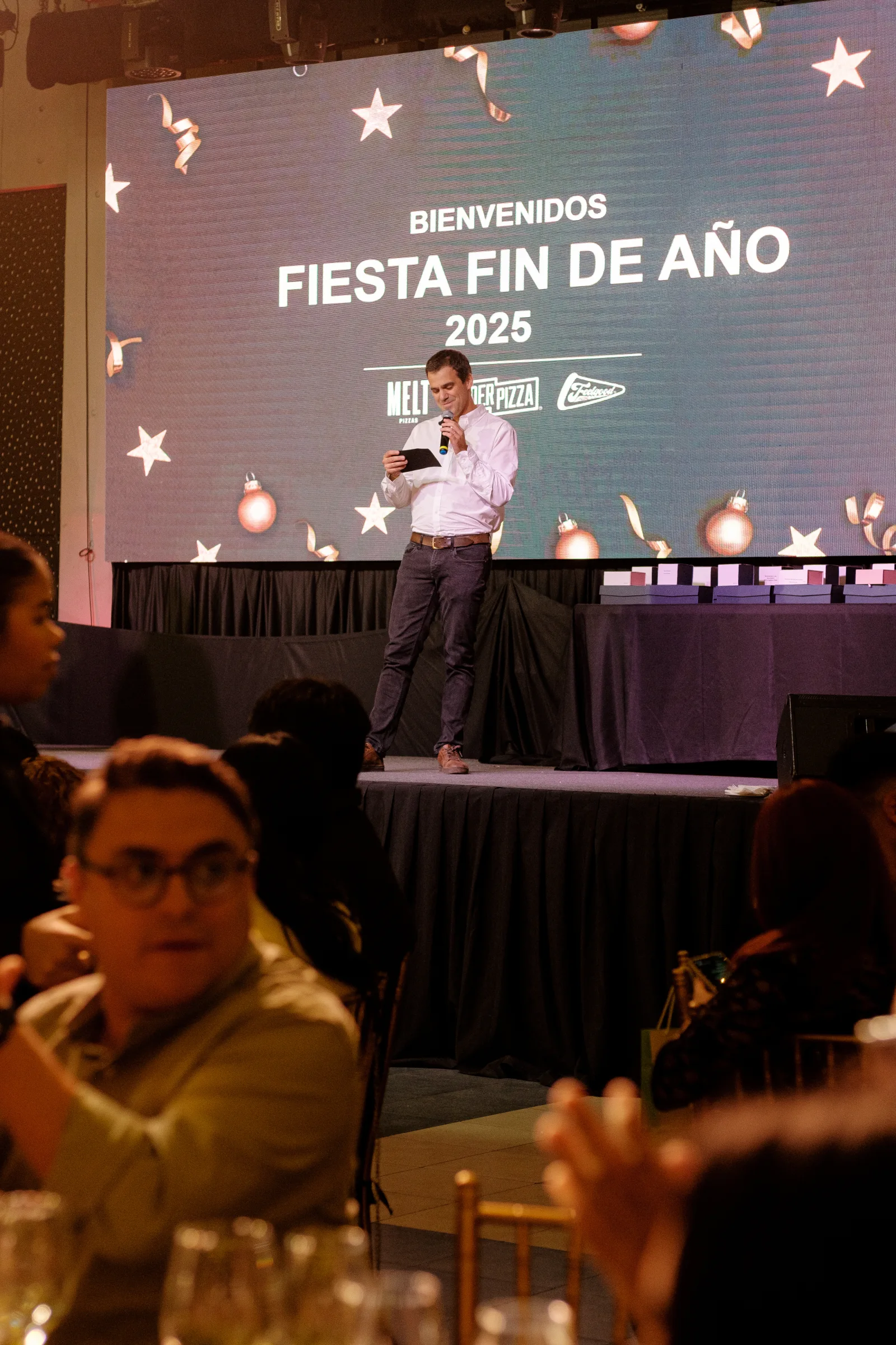 Presentación de fiesta de fin de año corporativa en Centro La Reina