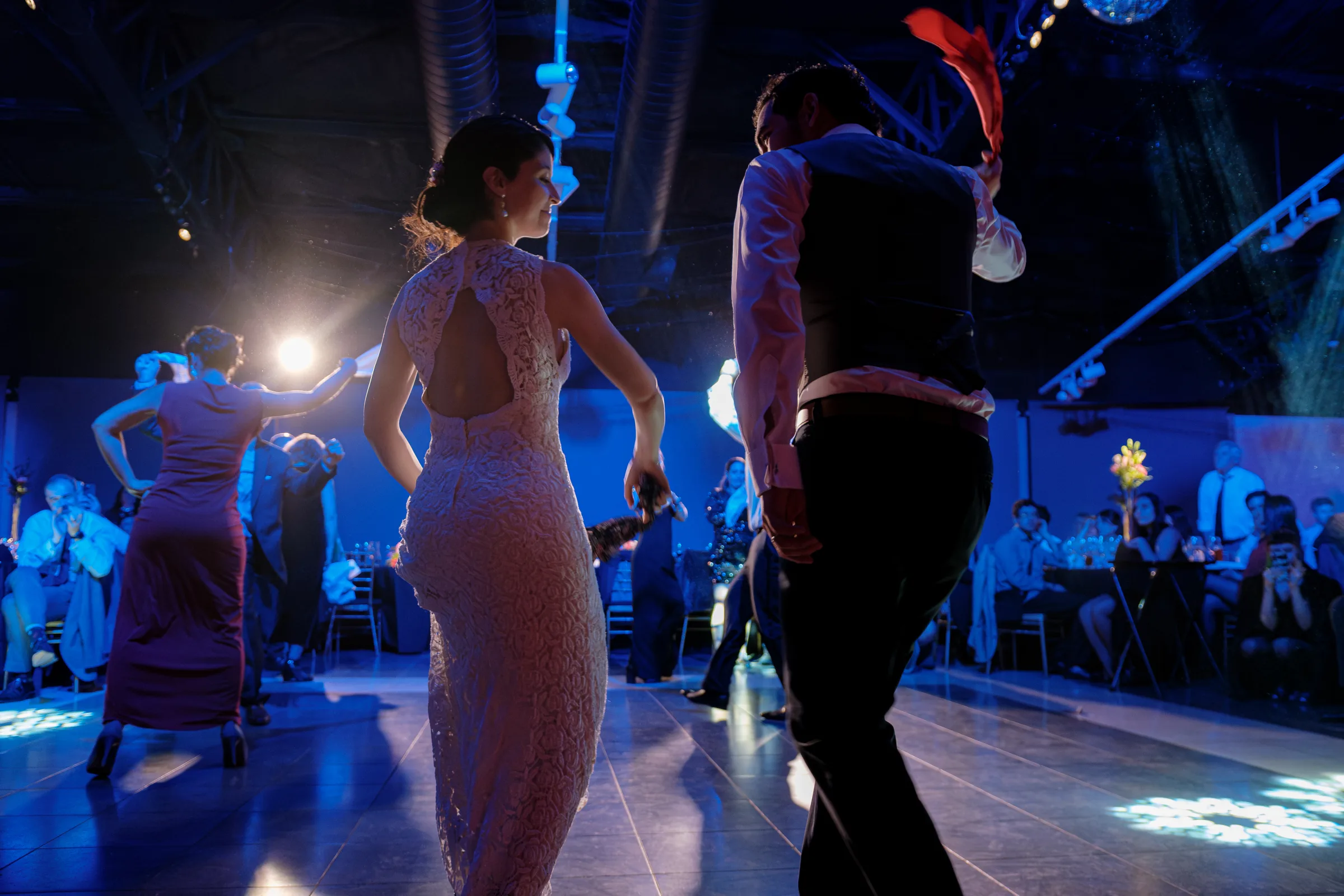 Pareja bailando en evento costumbrista en Centro La Reina