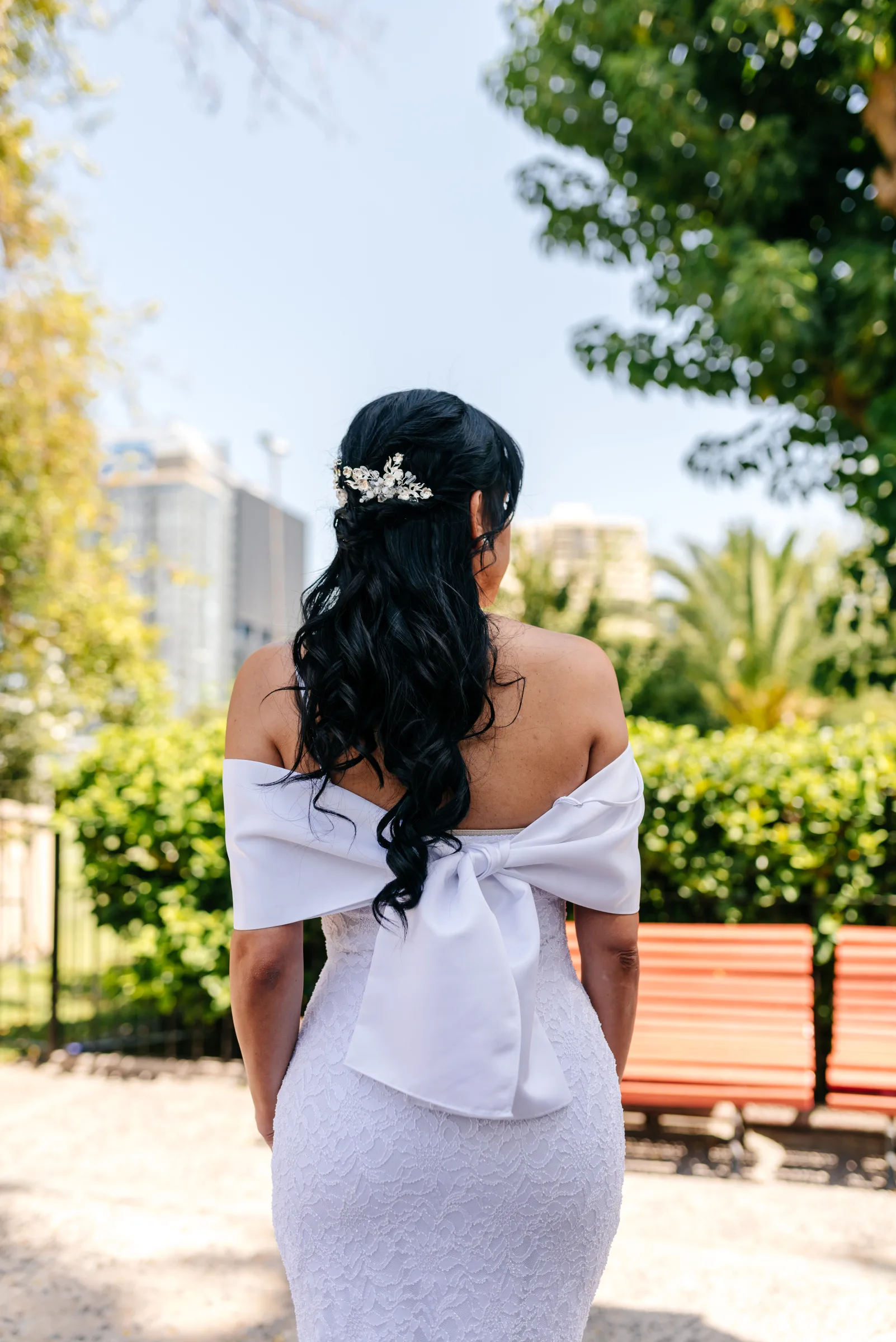 Novia de espaldas en los jardines de Centro La Reina