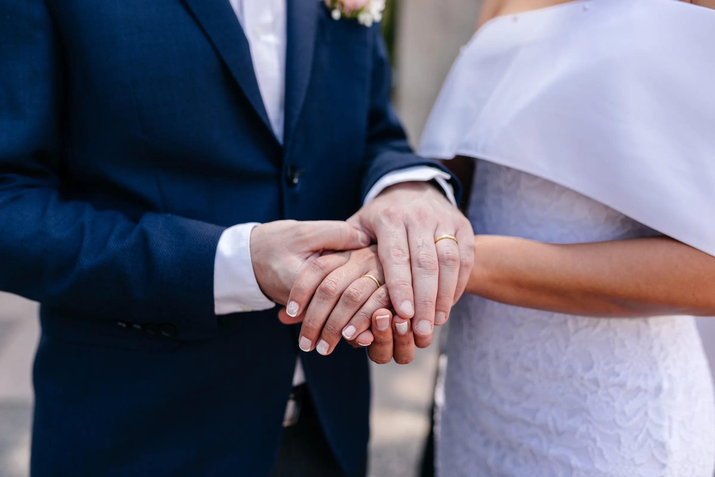 Manos de los novios con las alianzas en Centro La Reina
