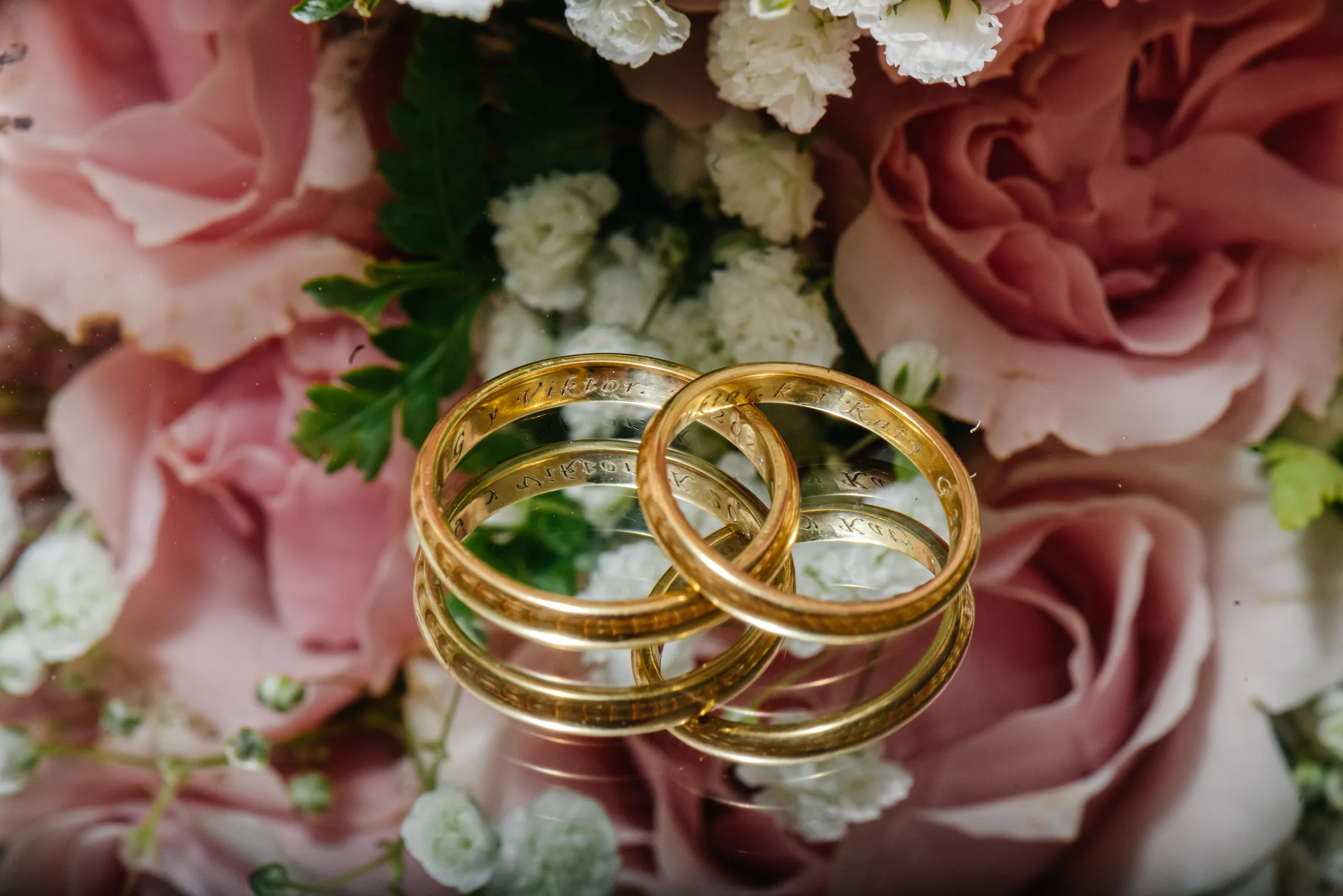 Anillos de matrimonio sobre el ramo en Centro La Reina