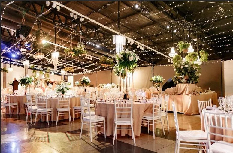 Salón montado para un matrimonio con luces cálidas en Centro La Reina