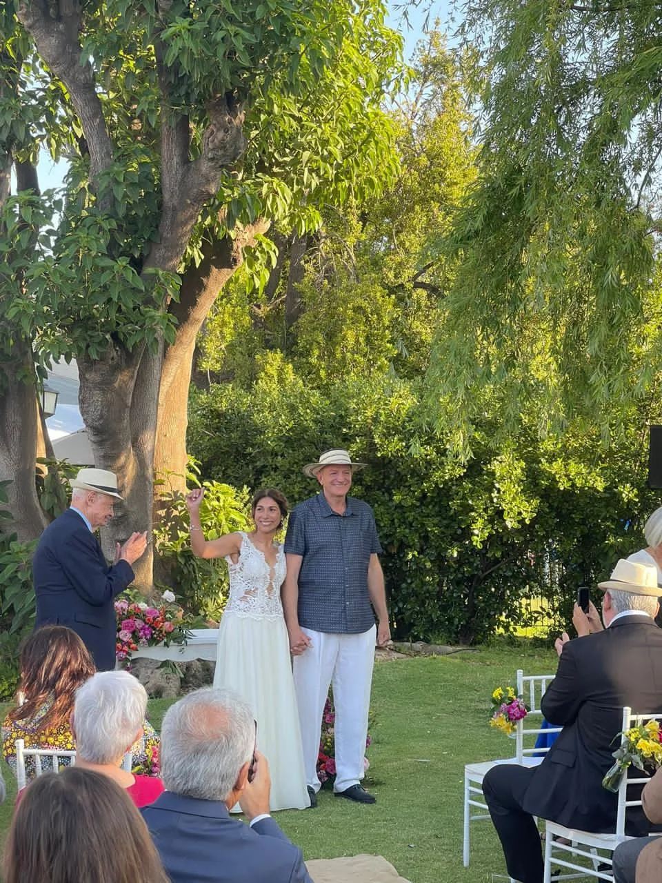 Novios saludando a los invitados en la ceremonia al aire libre en Centro La Reina