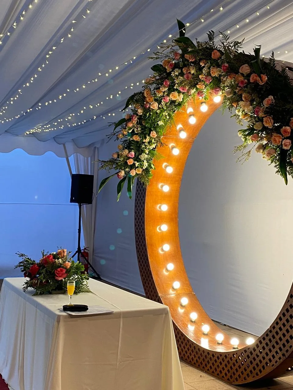 Arco luminoso decorado con flores en un matrimonio en Centro La Reina