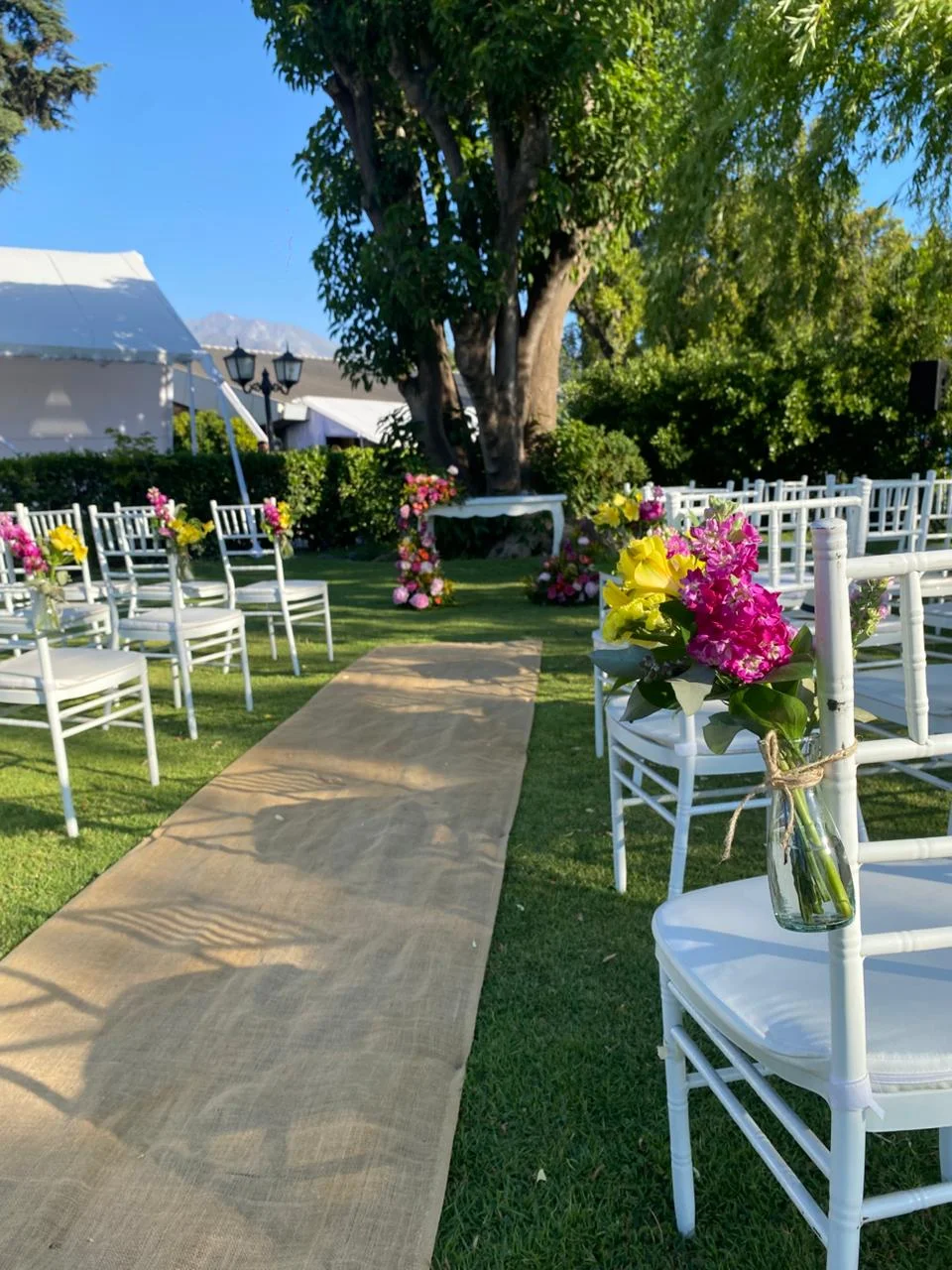 Ceremonia al aire libre montada en los jardines de Centro La Reina