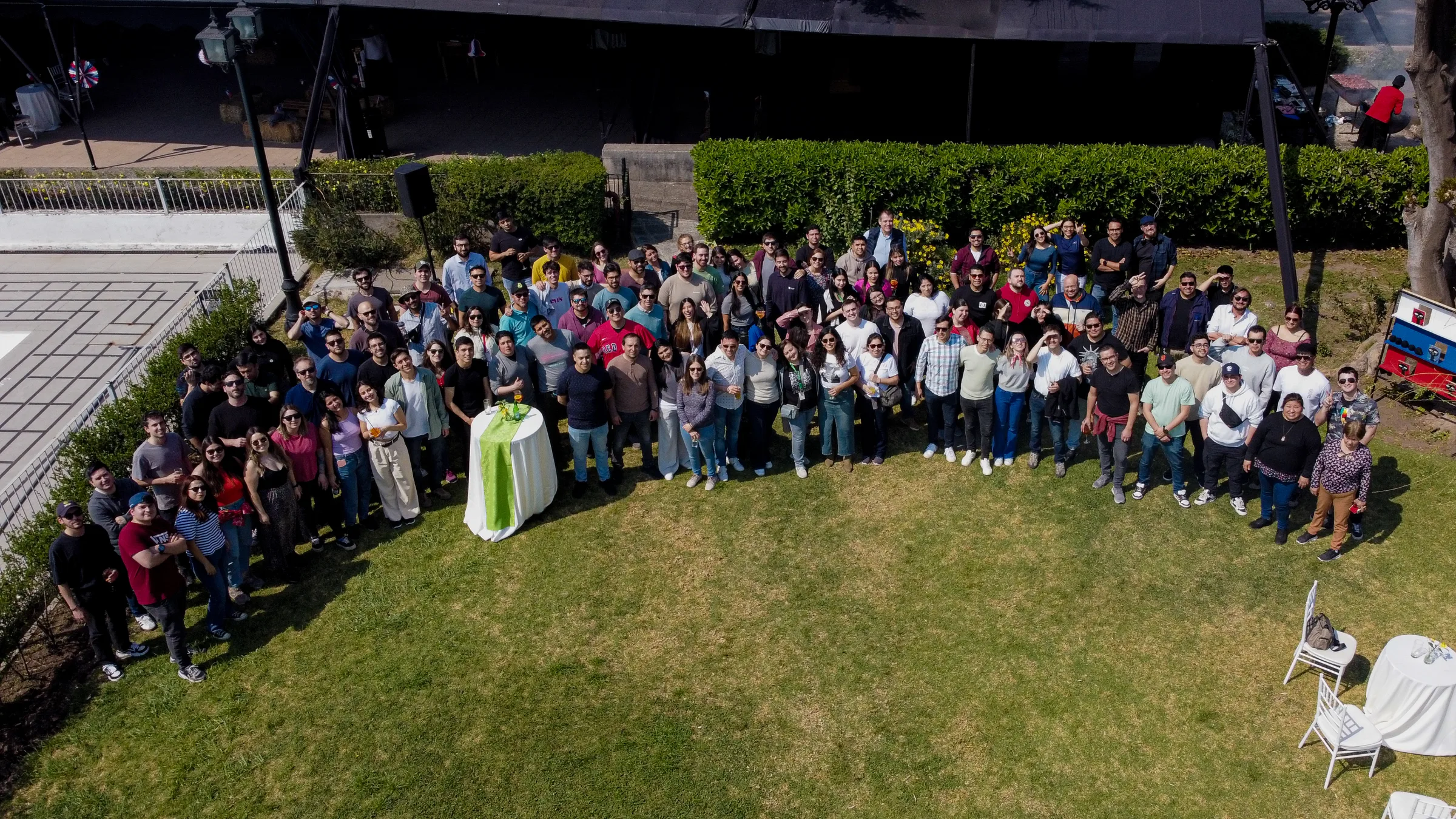 Fotografía aérea de un evento en los jardines de Centro La Reina