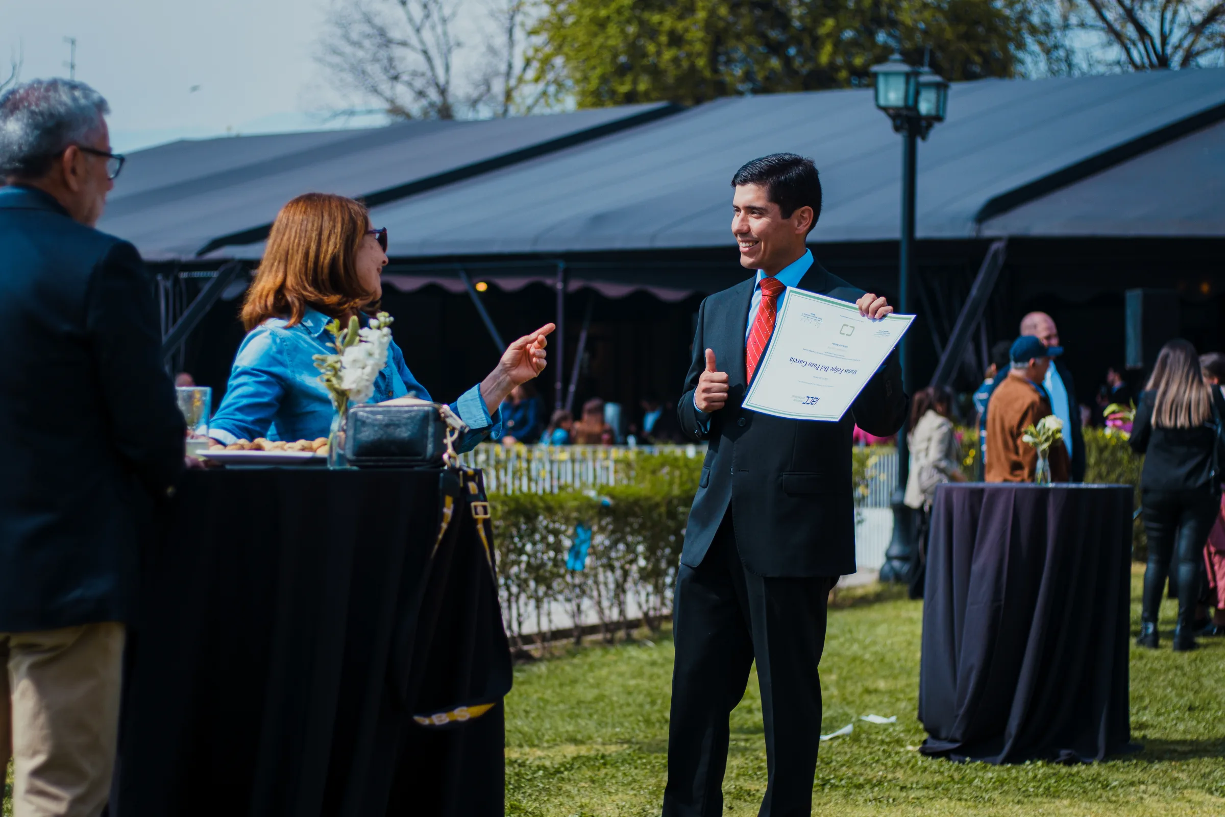 Titulado celebrando su diploma en los jardines de Centro La Reina