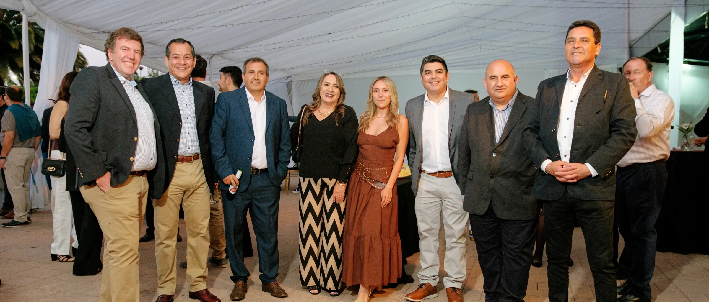 Grupo de invitados en un cóctel en Centro La Reina