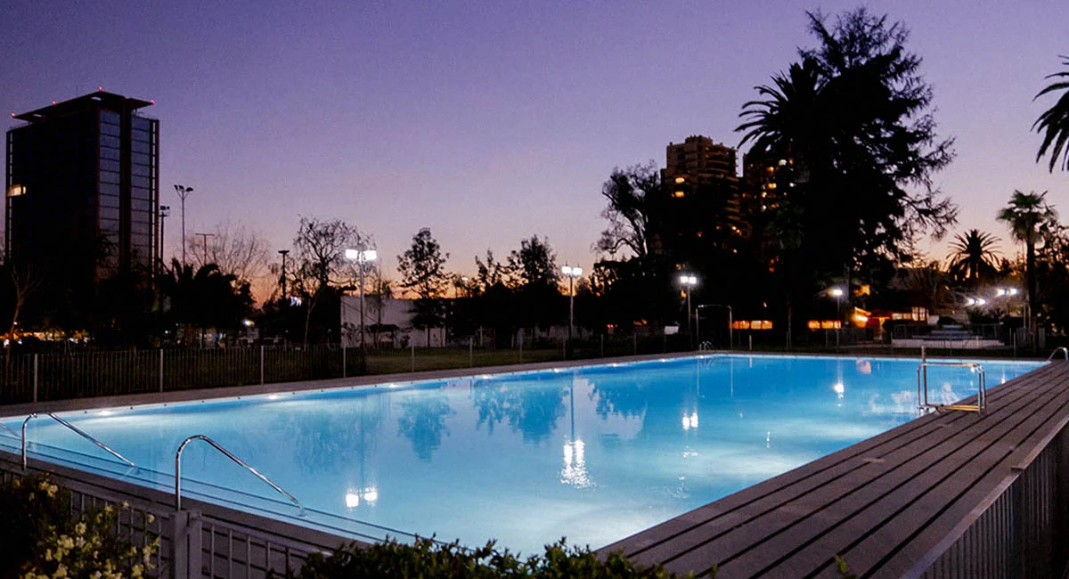 Piscina y jardines al atardecer en Centro La Reina
