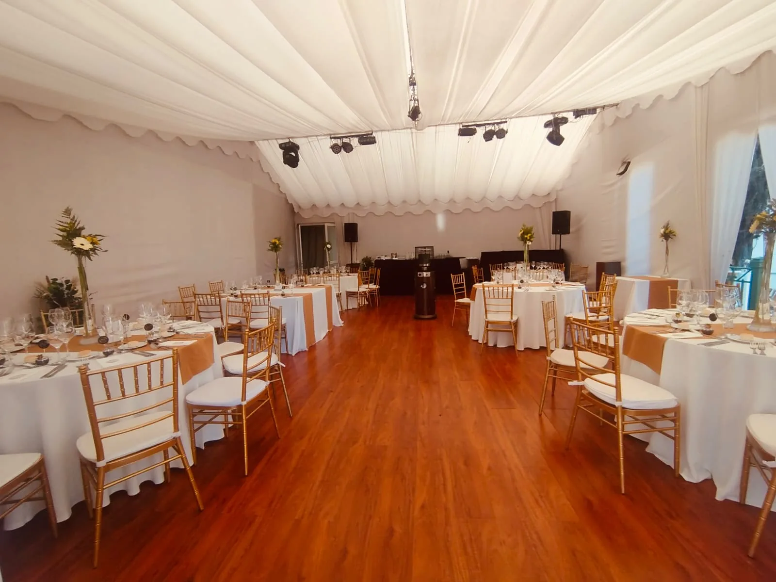 Terraza Inglesa preparada para un evento en Centro La Reina