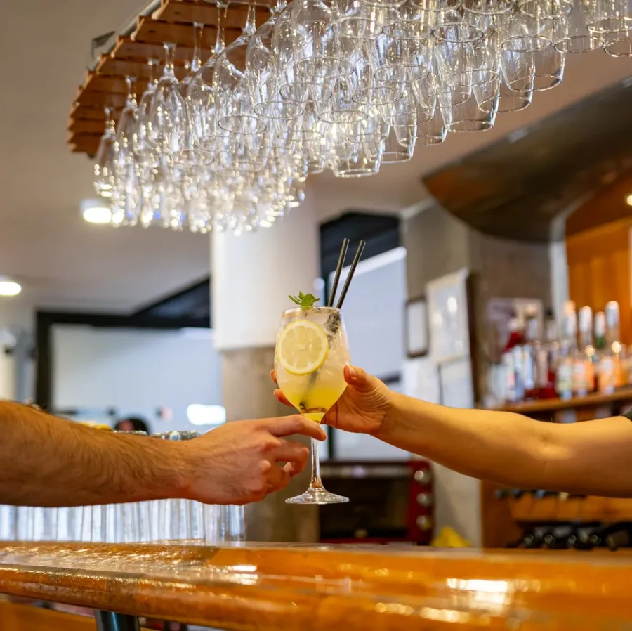 Ambiente diurno del restobar de Centro La Reina